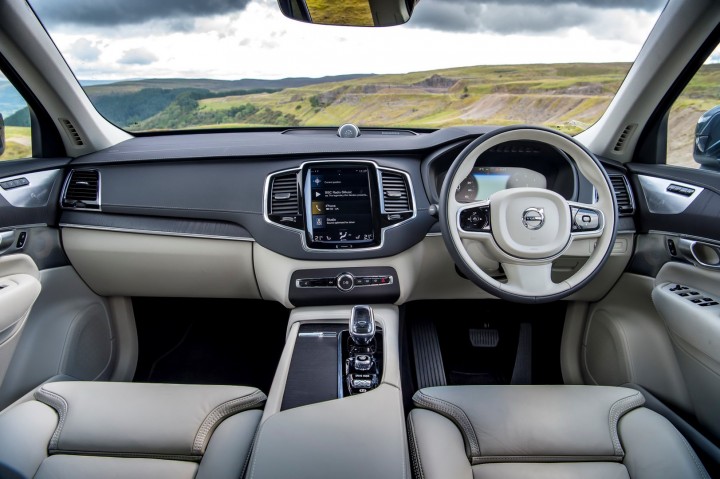 volvo-xc90-khoang-lai