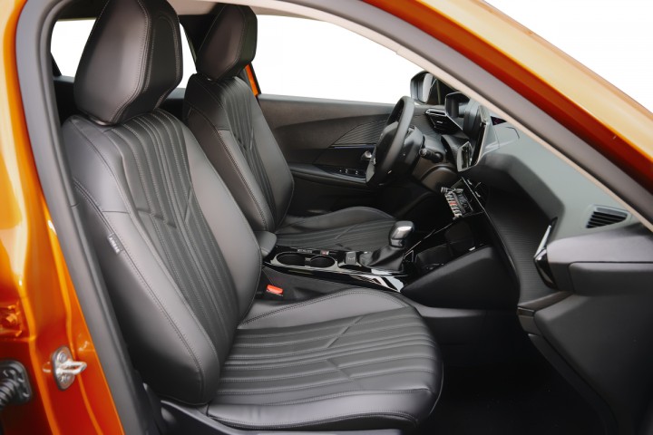 hang-ghe-truoc-peugeot-2008