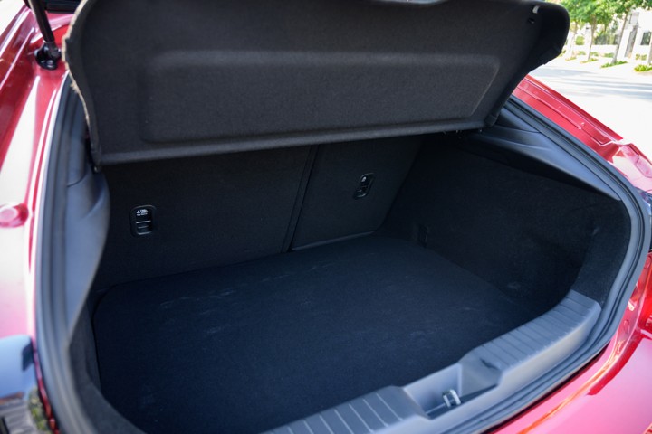 Khoang hành lý xe Mazda 3 2022