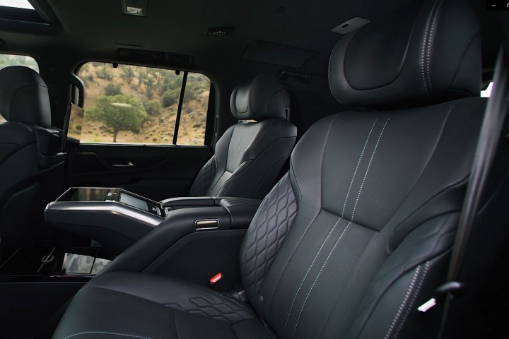 2022_Lexus_LX_102