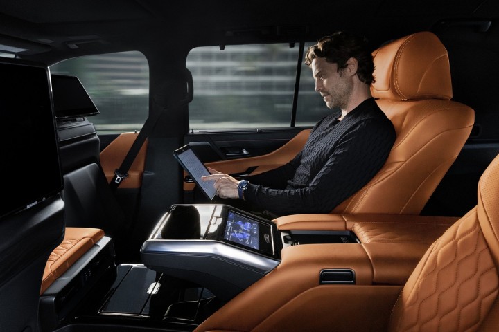 2022_Lexus_LX_21