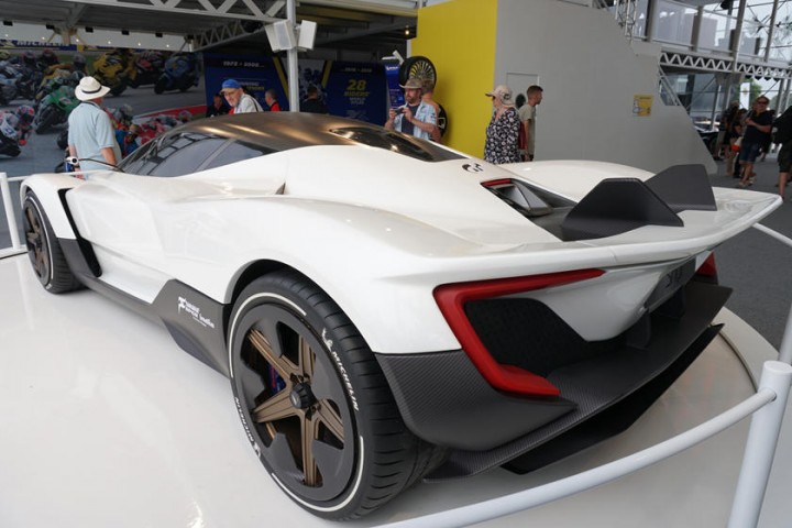 907718