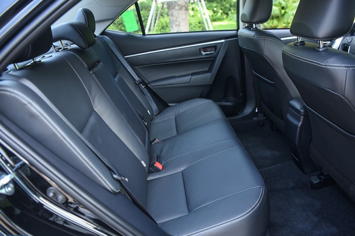 noi-that-toyota-corolla-altis-11-141528j
