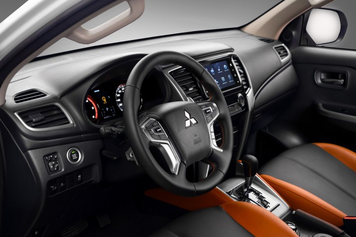 Mitsubishi_Triton_Athlete_Noi_that_12