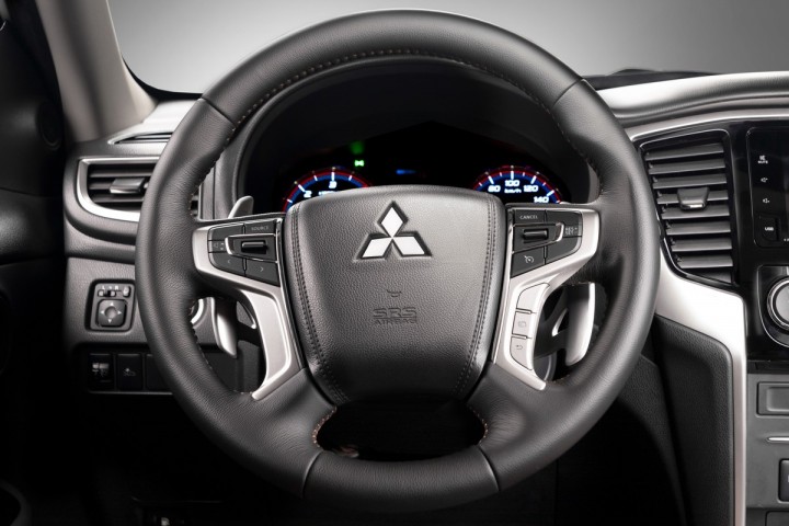 Mitsubishi_Triton_Athlete_Noi_that_16
