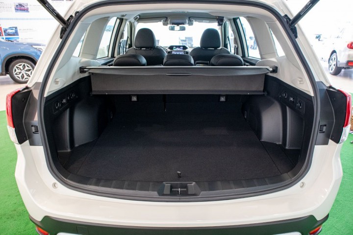 khoang-hanh-ly-Subaru-For