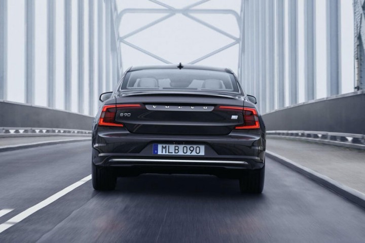 duoi-xe-Volvo-S90-2020 .
