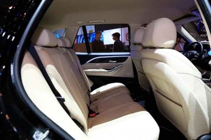 noi-that-xe-vinfast-lux-v8-2020