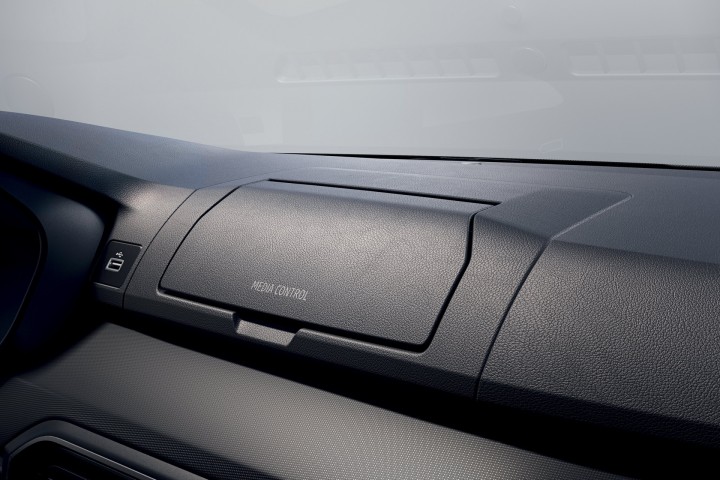 dacia-sandero-media-control-smartphone-infotainment-system-4