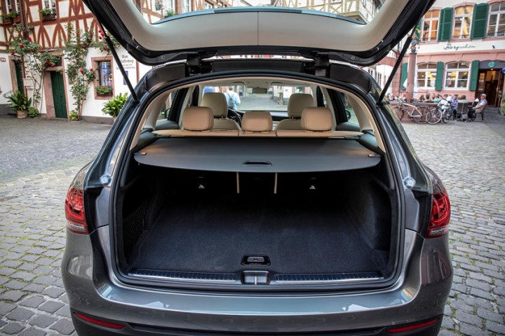 2020-mercedes-benz-glc-class-suv-trunk-space-carbuzz-688136