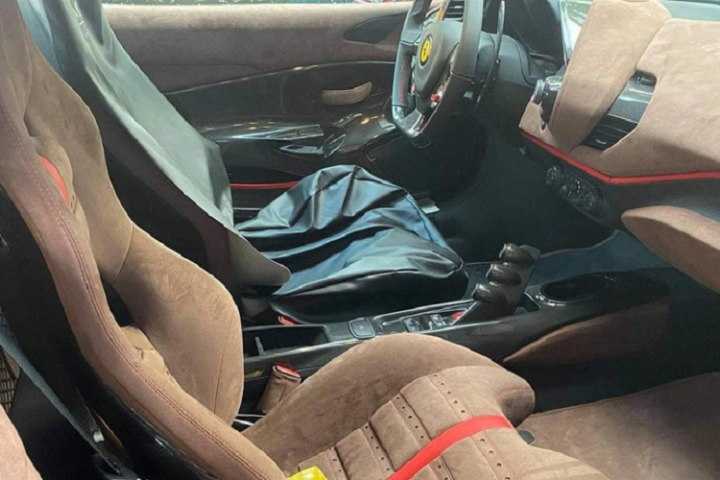 Nội thất đẳng cấp được bọc bằng da Alcantara