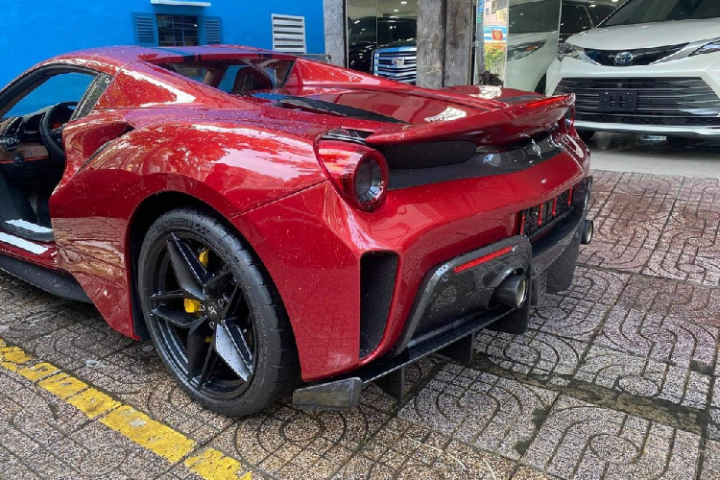 2 sọc kẻ đen Nero Daytona kéo dài từ đuôi lên phía đầu xe