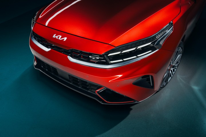 Logo KIA mới trên Cerato 2021