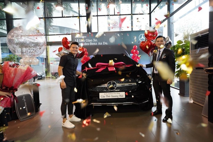 Quang Hải bảnh bao cạnh chiếc SUV hạng sang