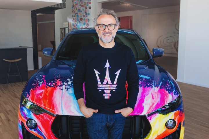 Đầu bếp Massimo Bottura khoe dáng cạnh chiếc Levante đầy màu sắc