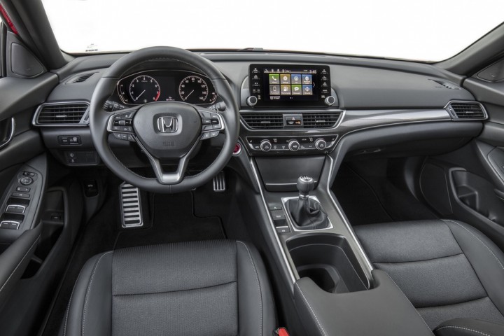 honda-accord-khoang-lai