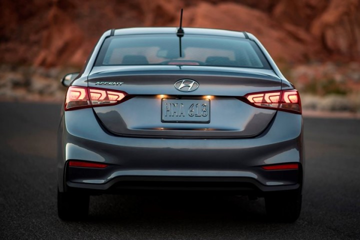 hyundai-accent-duoi-xe