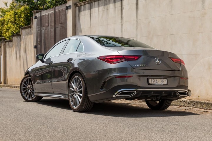 mercedes-cla200-duoi-xe