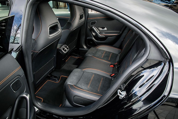 mercedes-cla200-khoang-ha