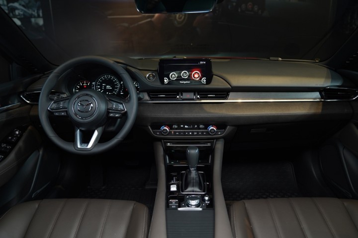 khoang lai mazda 6