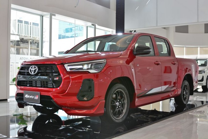 2021-Toyota-Hilux-GR-Sport-Low-Floor-Thailand-live-1-1-850x568