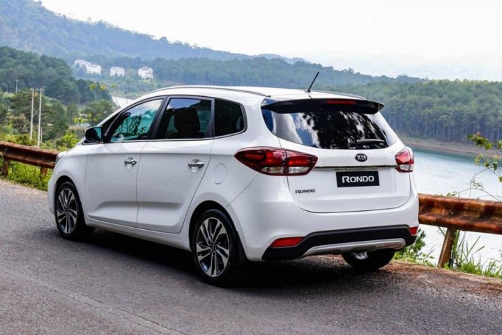 kia-rondo-duoi-xe