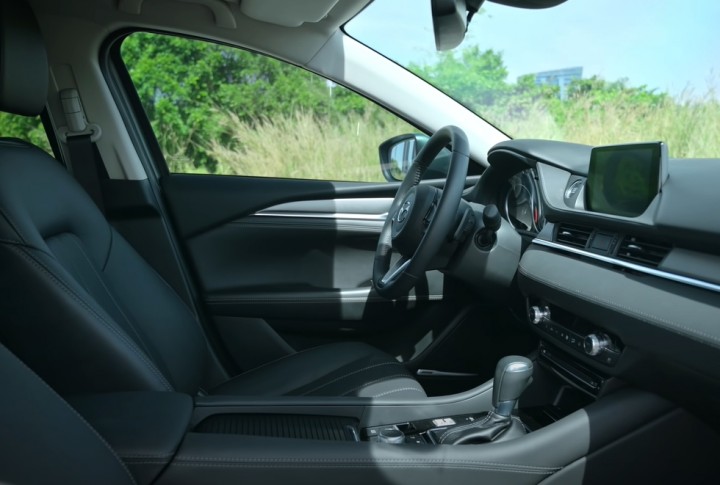 khong gian khoang lai tren mazda 6