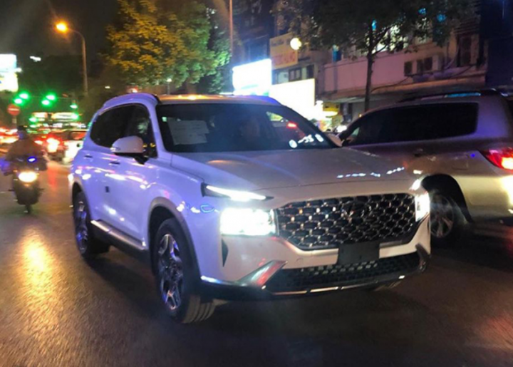 Lô xe Hyundai Santa Fe 2021 được đưa về sớm để phục vụ Đại sứ quán Hàn Quốc
