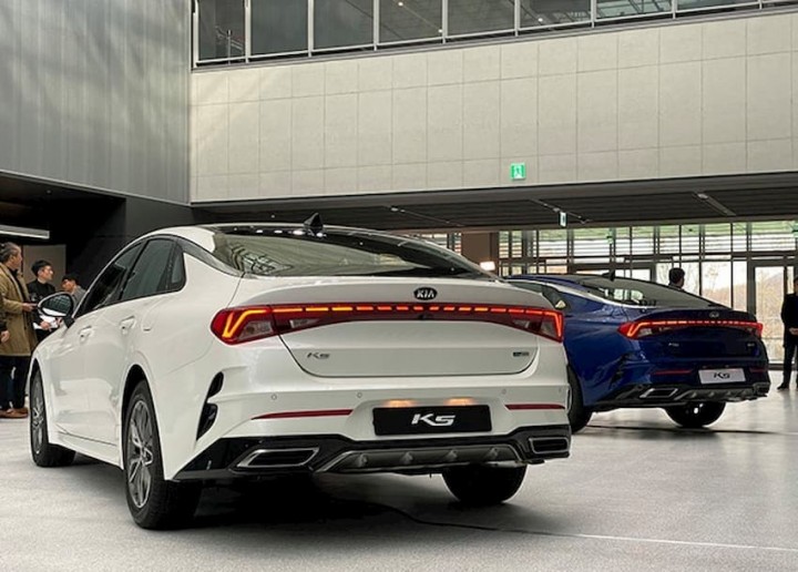 kia-optima-duoi-xe