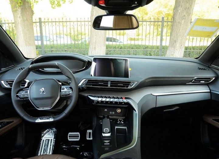 peugeot-5008-int01