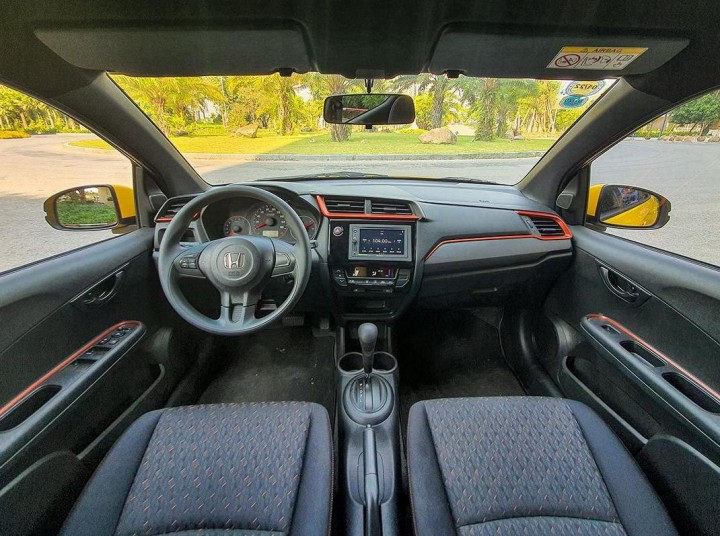so-sanh-xe-vinfast-fadil-2021-va-honda-brio-2021-o-366a