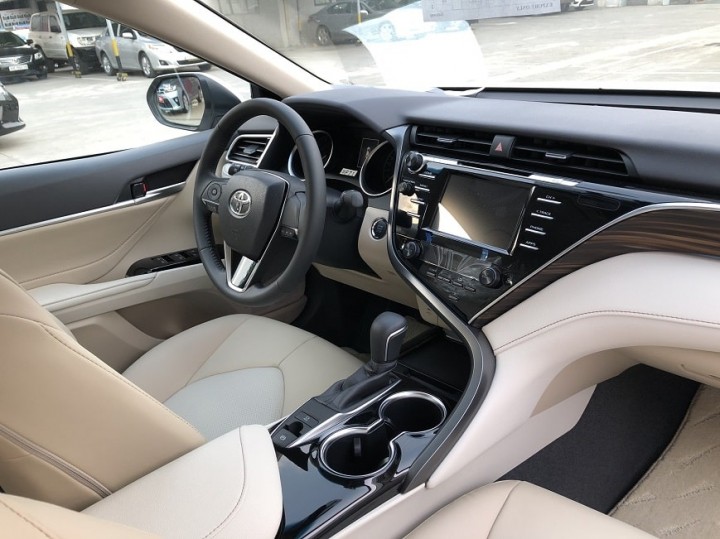 noi-that-xe-camry-moi-2-0-g-min-1324768j24390