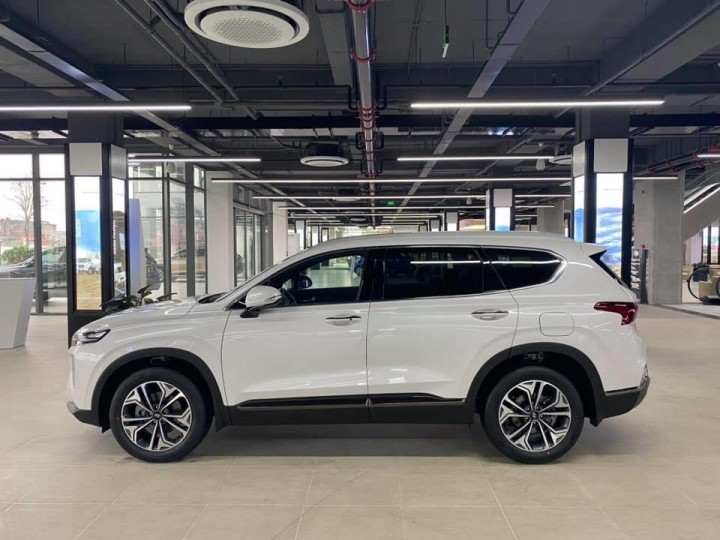 Hyundai SantaFe giam gia gan 100 trieu dong