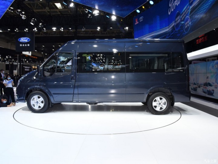 ford-transit-pro-2021-03