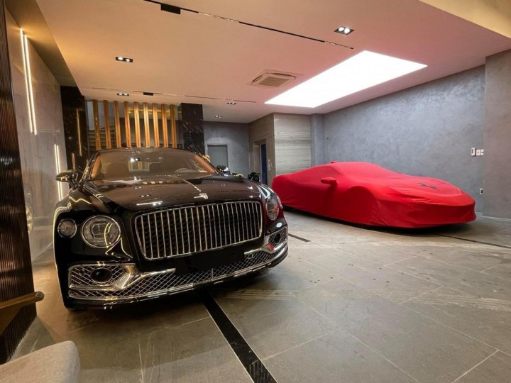 Trong ga-ra của vị đại gia này còn có Ferrari SF90 Stradale và Bentley Flying Spur First Edition