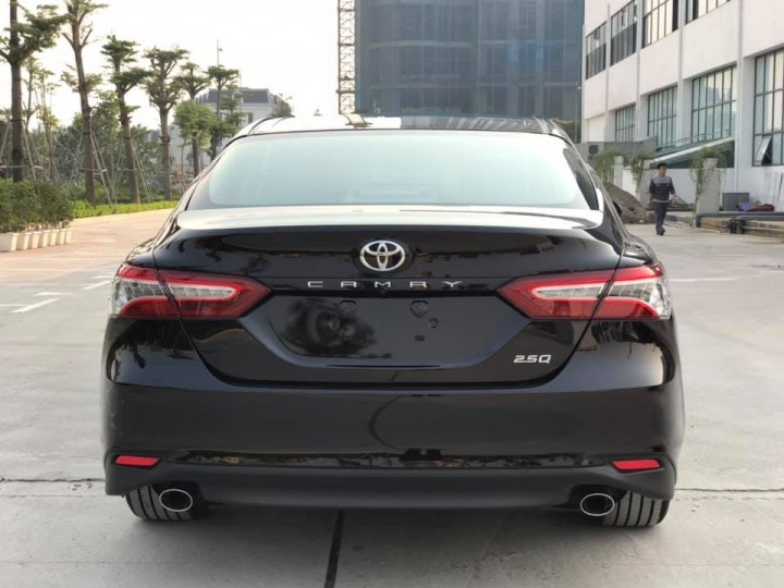 toyota-camry-2.5Q-duoi-xe