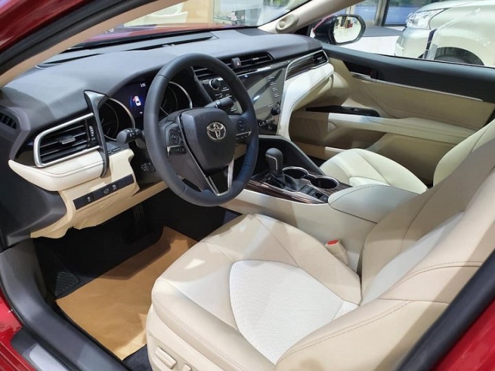 toyota-camry-2.5Q-khoang-