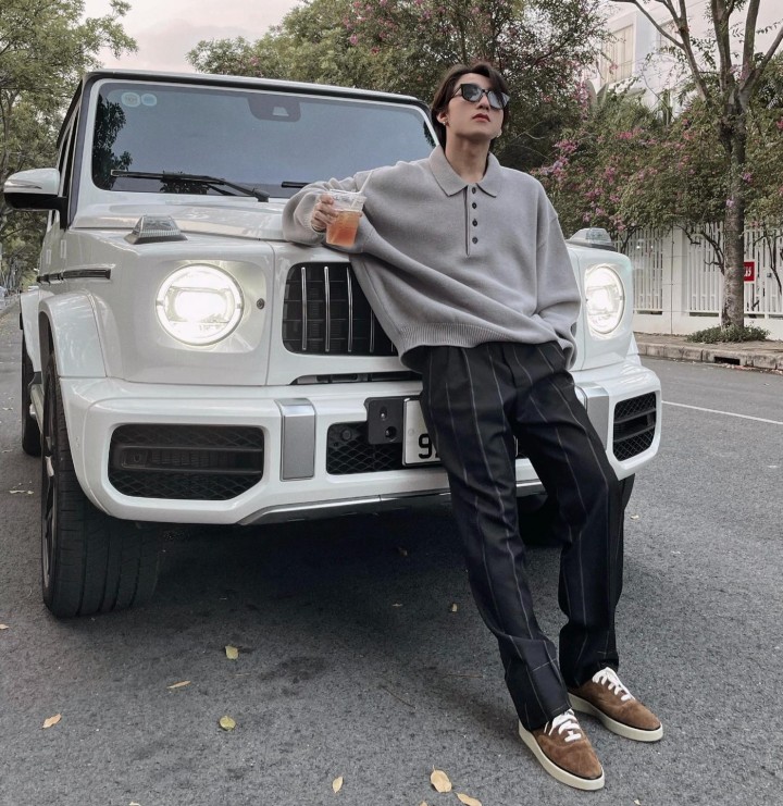 Sơn Tùng tạo dáng 'ngầu đét' cạnh xế khủng Mercedes-AMG G63