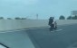 Nữ báo thủ đi xe máy 'bất chấp' di chuyển trong làn cao tốc 120 km/h
