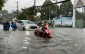 Thành phố Hồ Chí Minh tê liệt vì mưa lớn, người dân bì bõm 'lội nước' đi làm