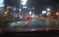 Thót tim cảnh người đi bộ vượt dải phân cách trên cầu Vĩnh Tuy giữa dòng xe cộ