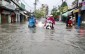 Hà Nội trước giờ bão số 3 đổ bộ: Người dân tất bật chuẩn bị, không để bất ngờ khi ra đường