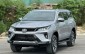 SUV 7 chỗ Toyota Fortuner xuống giá khó tin sau 2 vạn km lăn bánh