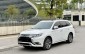 Lăn bánh 2 năm, Mitsubishi Outlander 2022 chạy lướt được rao bán lại với giá khó tin