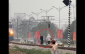 Lên án hành vi hai cô gái mải quay video 'sống ảo' khi tàu hỏa đang chạy