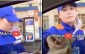 Nhân viên cây xăng có phải mở nắp bình xăng ô tô cho khách? Một tình huống 'nhỏ mà không nhỏ'