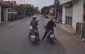 Phẫn nộ hai 'nữ ninja' ngang nhiên dừng xe máy giữa đường để 'buôn chuyện'