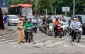 Tài xế xe ôm công nghệ bị 'tuýt còi' hàng loạt: Đi ngược chiều, leo vỉa hè, che biển số